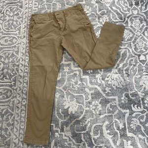 Men’s American Eagle straight leg khaki pants.